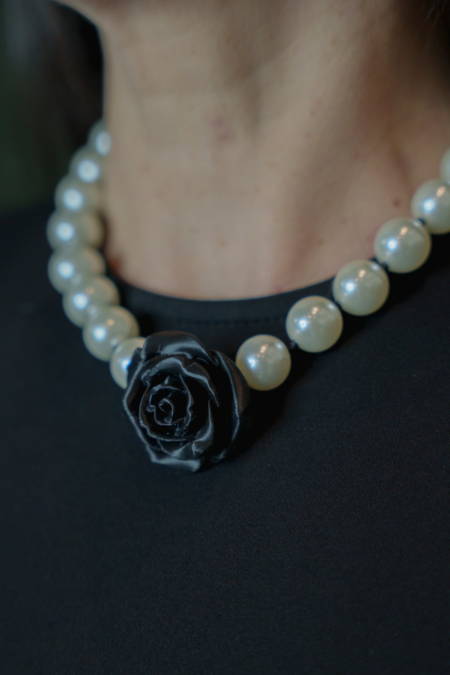 Collar Rosa XS Perla y Negro